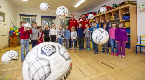 Im Kindergarten spielen die pfiffigen Strolche jetzt Fußball