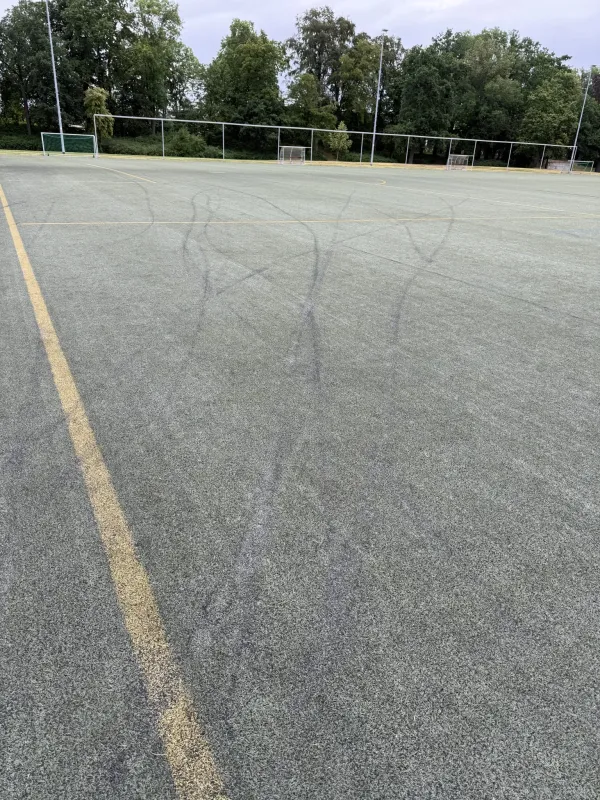 Beschädigung des Kunstrasenplatzes