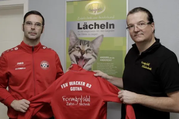 E-Junioren: Foto mit Trainer und Sponsor